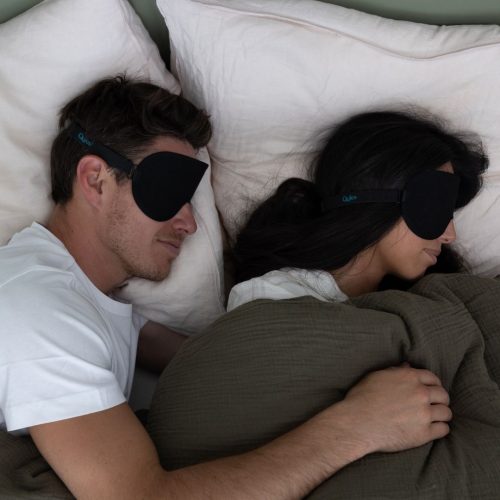 Couple dormant avec les masques yeux occultants Quies dans leur chambre
