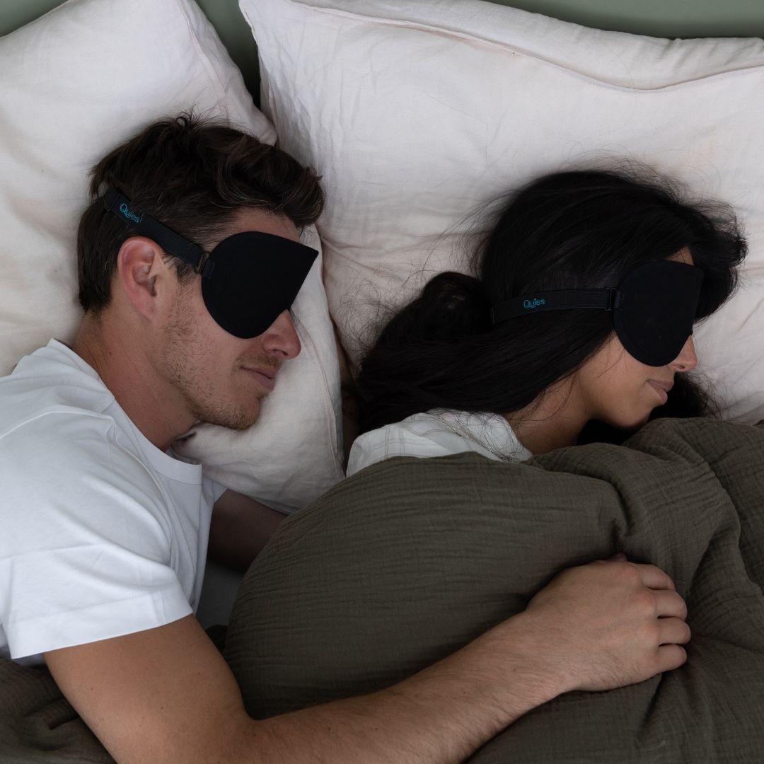 Couple dormant avec les masques yeux occultants Quies dans leur chambre