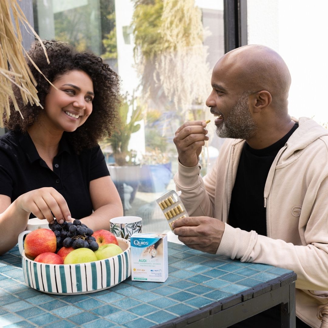Homme prenant une gélule Audiclar Jour au petit-déjeuner avec sa femme