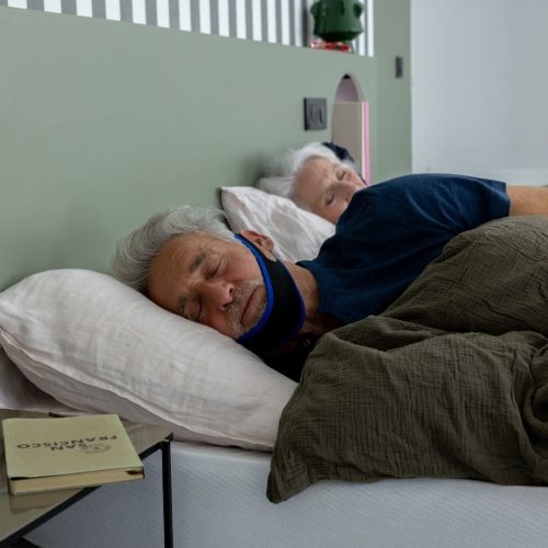 Personne dormant avec le bandeau Quies Anti-Ronflement