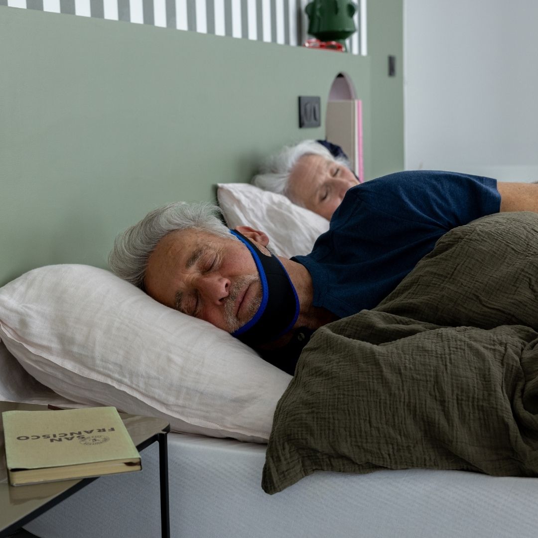 Personne dormant avec le bandeau Quies Anti-Ronflement