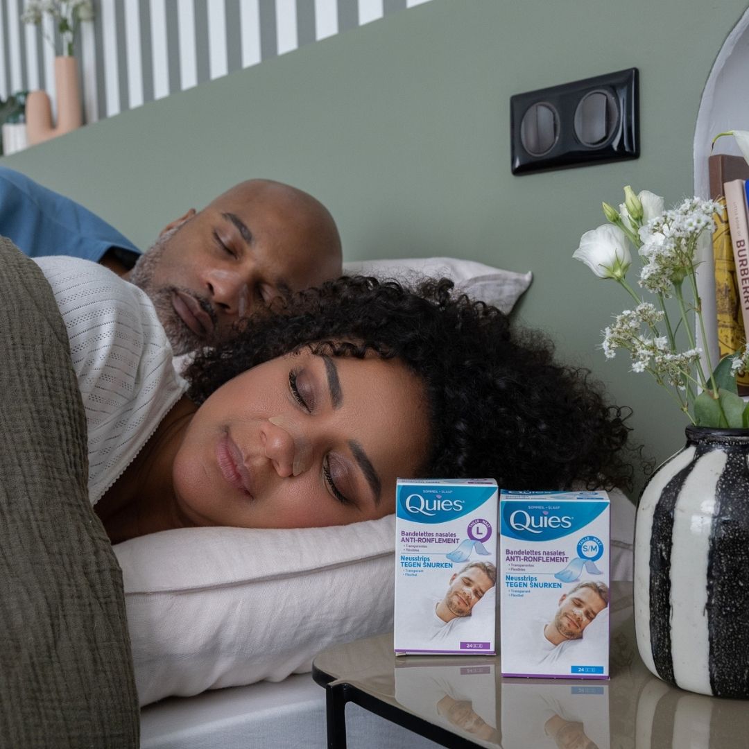 Femme dormant avec une bandelette nasale Quies Anti-Ronflement sur le nez