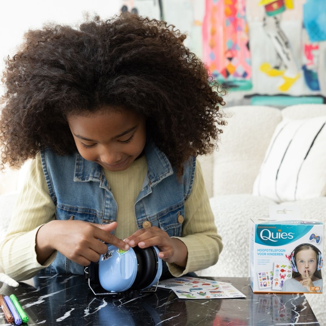 Enfant personnalisant son casque Quies Anti-Bruit avec des stickers