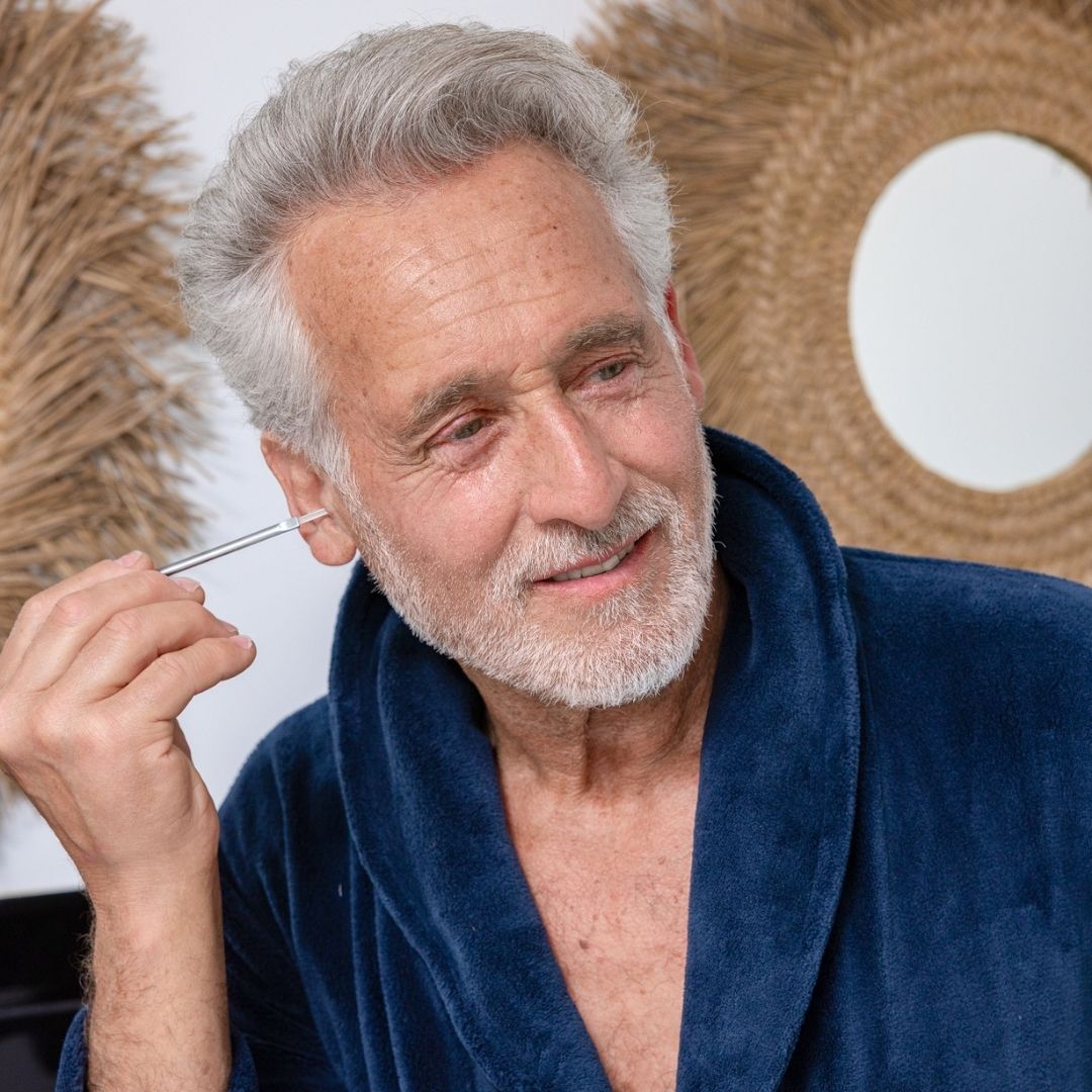 Personne utilisant le cure-oreille Quies en acier pour nettoyer son oreille