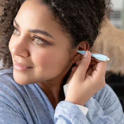 Femme utilisant le cure-oreille souple Quies pour nettoyer son oreille