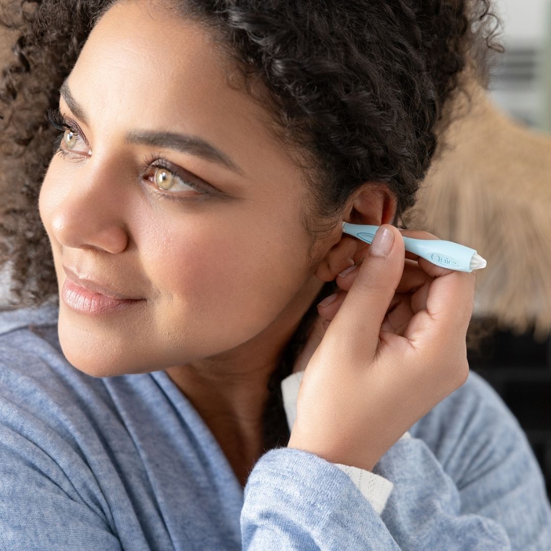 Femme utilisant le cure-oreille souple Quies pour nettoyer son oreille