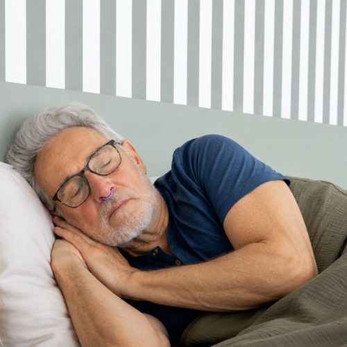 Texte alternatif : Homme dormant avec un dilatateur nasal Quies Anti-Ronflement