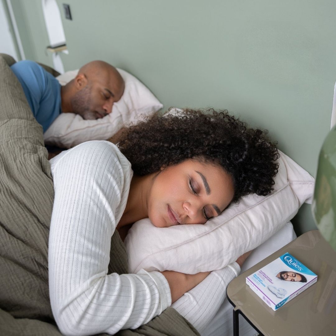 Personne dormant avec la gouttière Quies Anti-Ronflement en bouche
