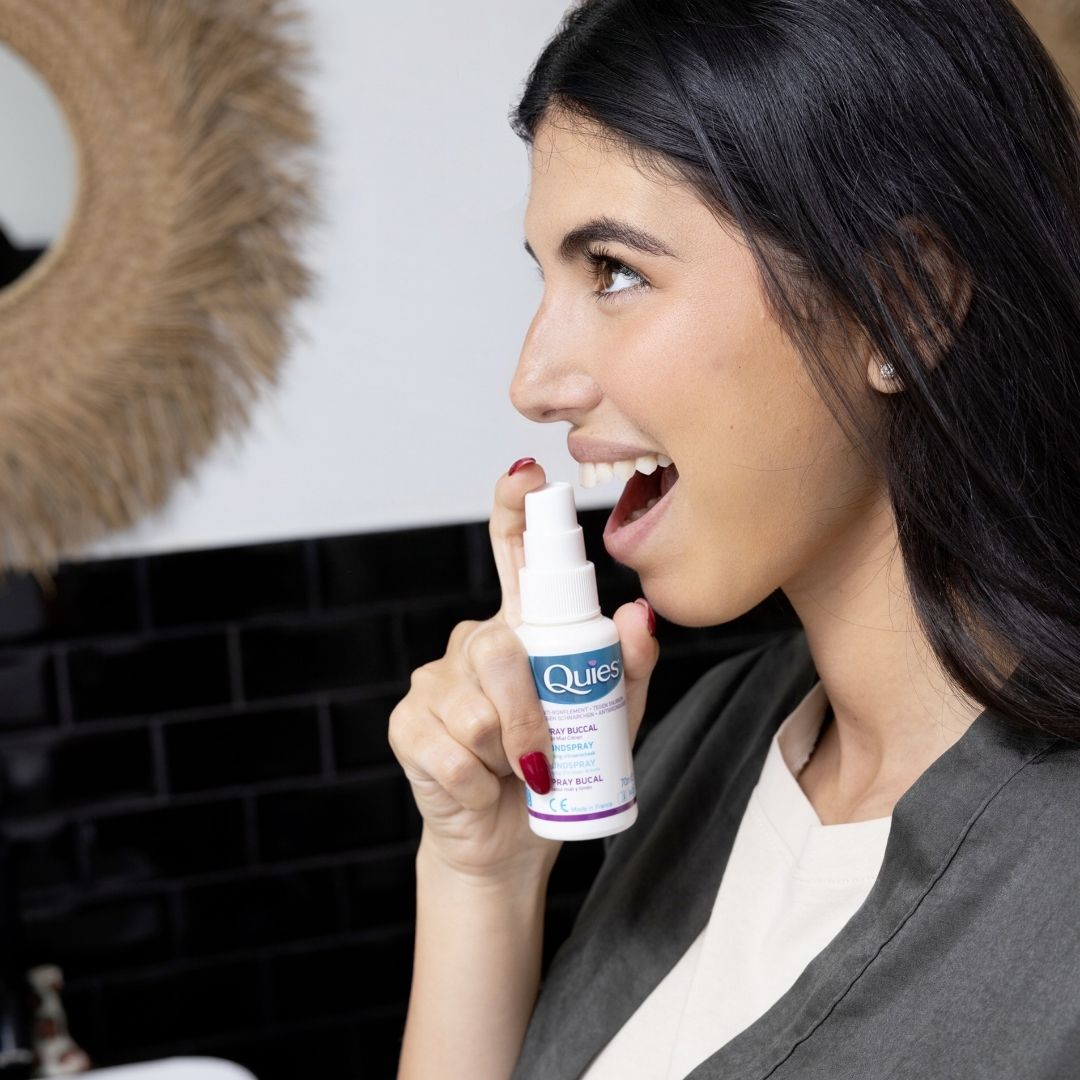 Personne utilisant le spray buccal Quies Anti-Ronflement dans la bouche