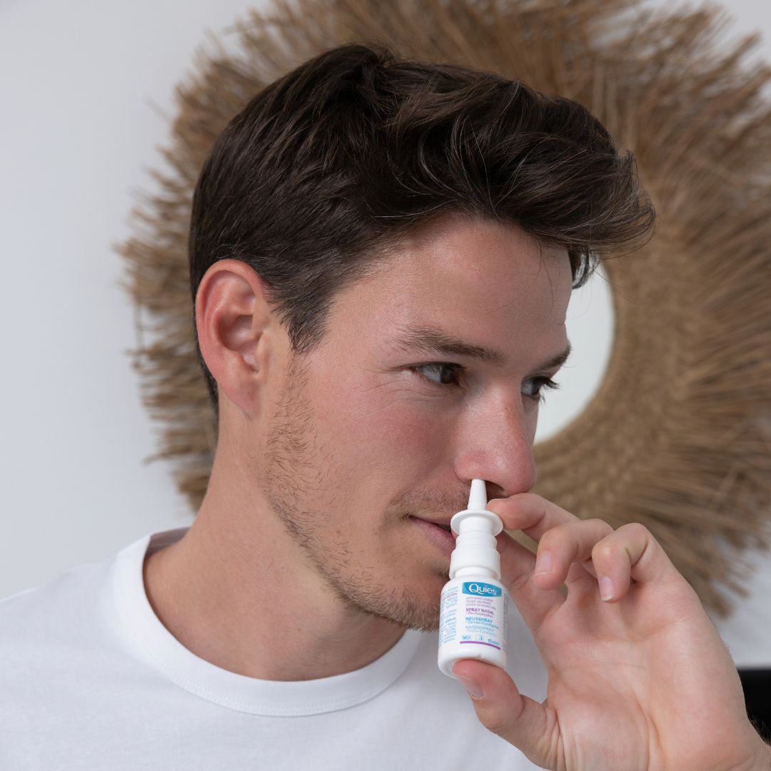 Personne utilisant le spray nasal Quies Anti-Ronflement dans une narine