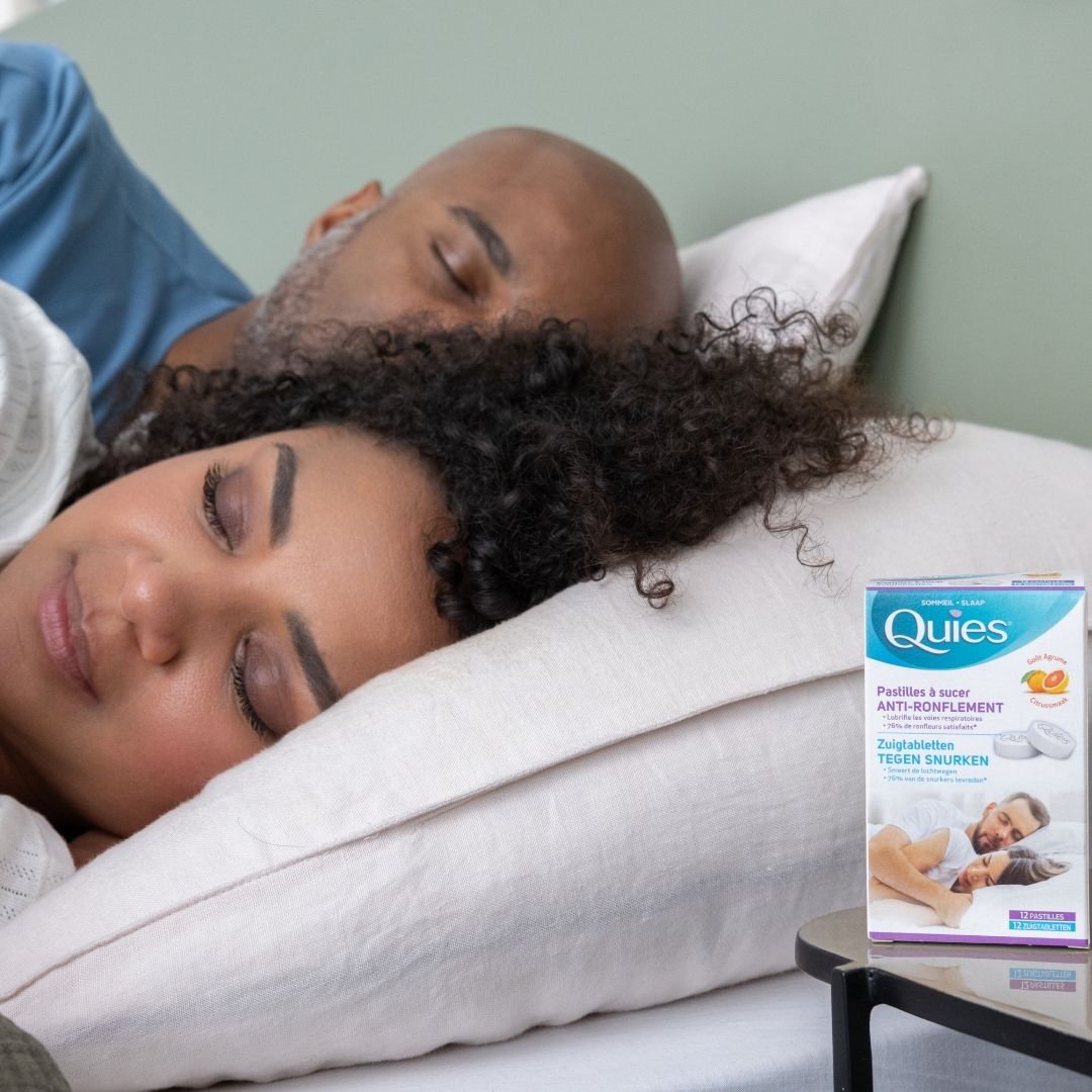 Couple dormant paisiblement après avoir suce les pastilles Quies Anti-Ronflement