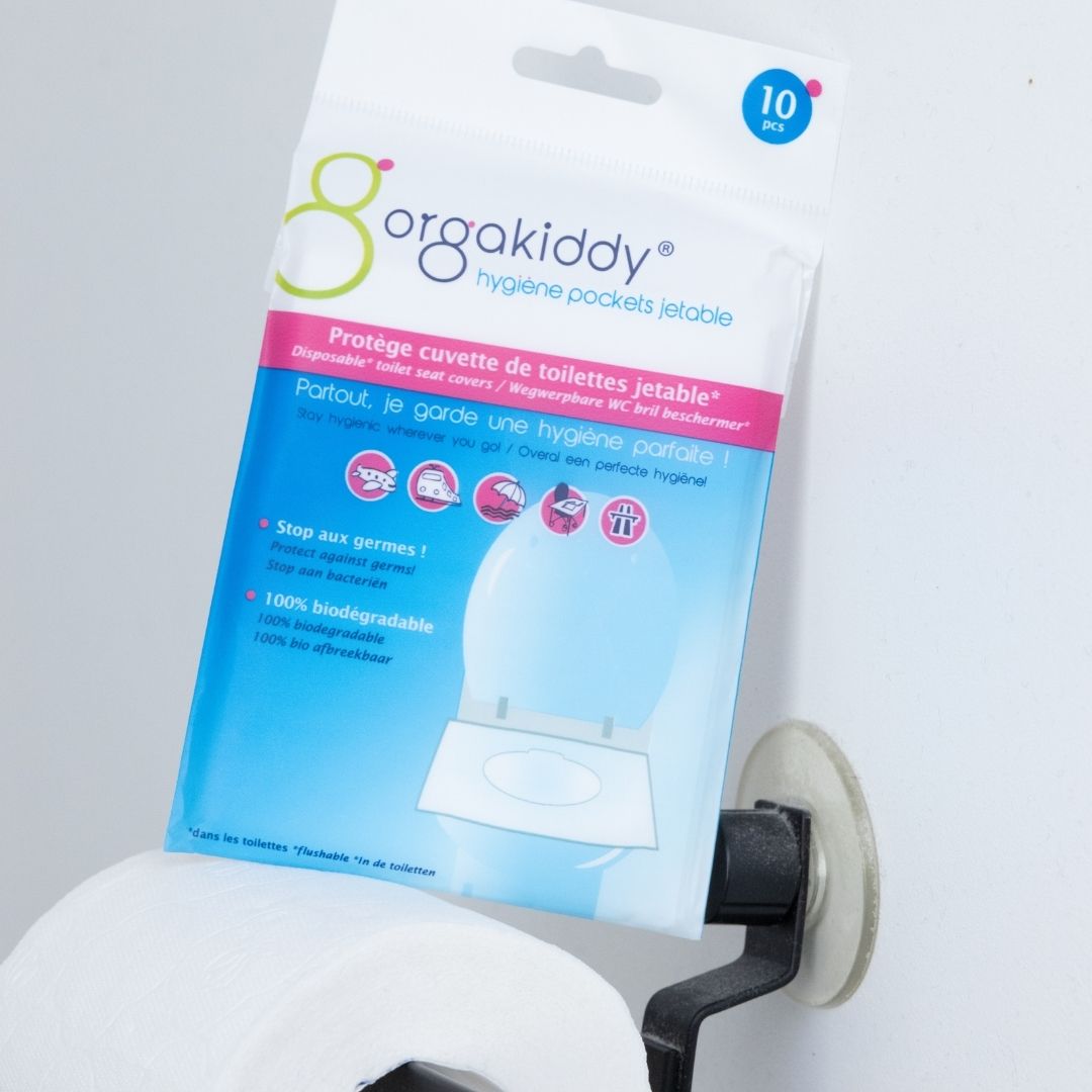 Protège-cuvette jetable Orgakiddy présenté sur un rouleau de papier toilette