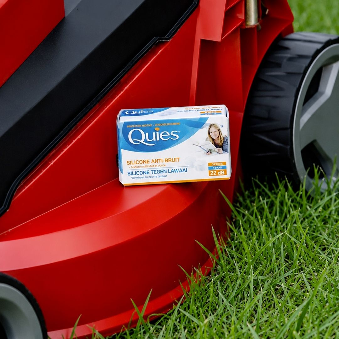 Bouchons d'oreilles Quies Silicone et leur packaging en situation d'utilisation