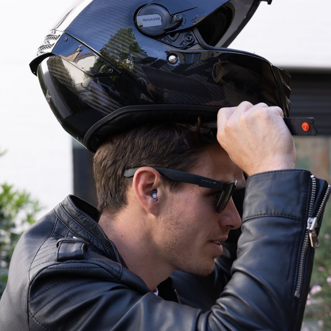 Homme portant des bouchons d'oreilles Quies Specific Moto avant de mettre son casque